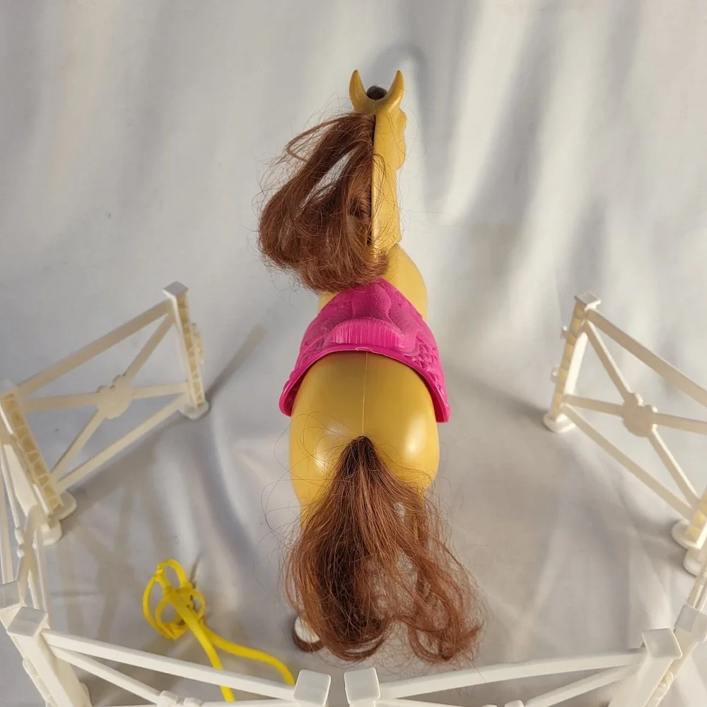 2018 Mattel BARBIE Horse from Hugs 'N' Horses With Hot Pink Saddle and Corral